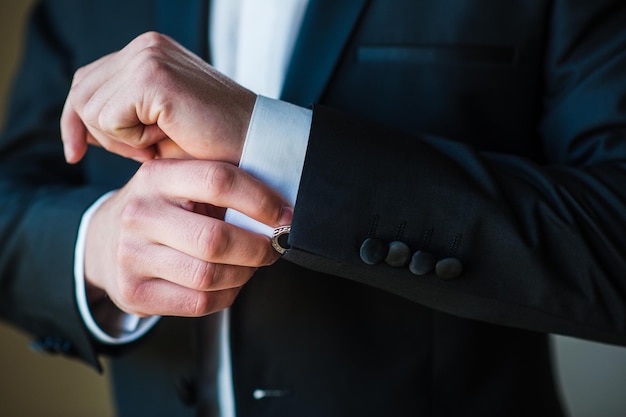 Um homem elegante veste uma jaqueta e aperta os botões