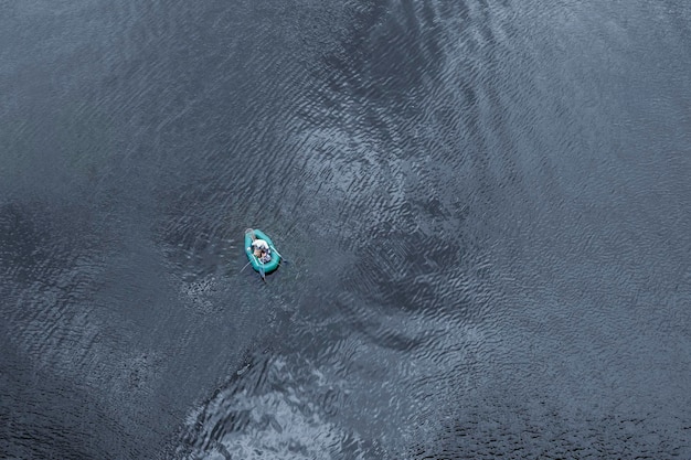 Um homem em um barco de borracha no rio vista de cima Estilo de vida ativo