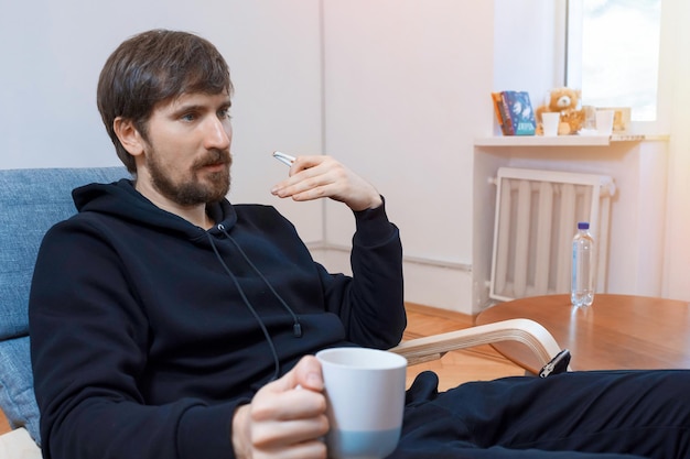 Um homem em um escritório de psicólogos em uma consulta Conceito de dependência de problemas sociais