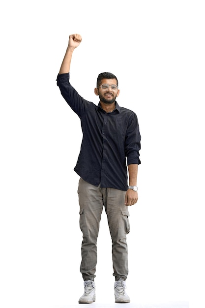 Foto um homem em um fundo branco em plena altura levantou a mão