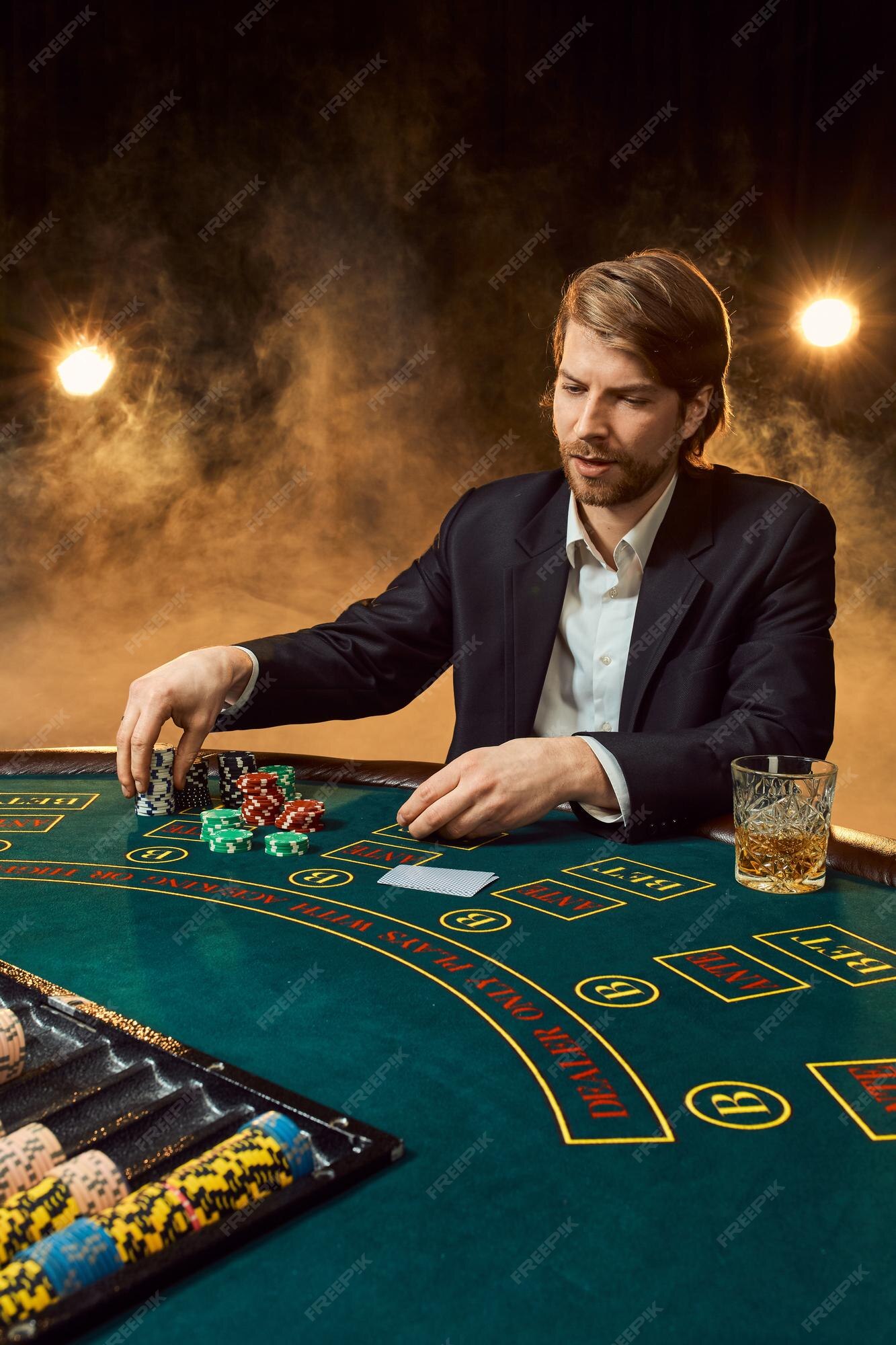 Vetores de Jogo De Cartas E Fichas De Casino Em Um Verde Mesa De Jogo  Combinação De Jogo De Blackjack e mais imagens de Acaso - iStock