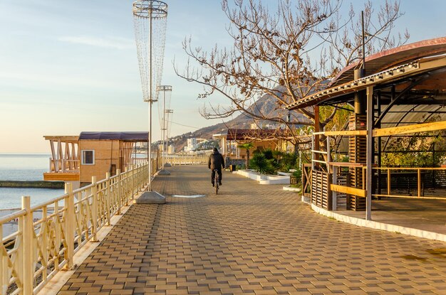 Um homem em uma bicicleta em uma caminhada ao longo do aterro.