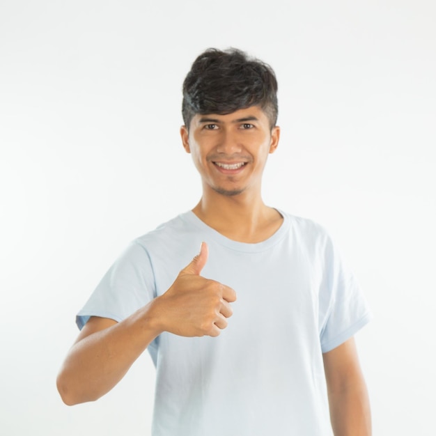 Um homem em uma camiseta azul está dando um sinal de positivo.