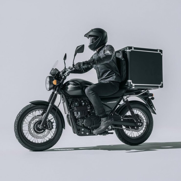 um homem em uma motocicleta com uma caixa na parte de trás
