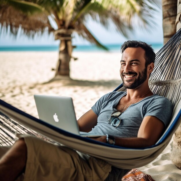 um homem em uma rede com um laptop no colo