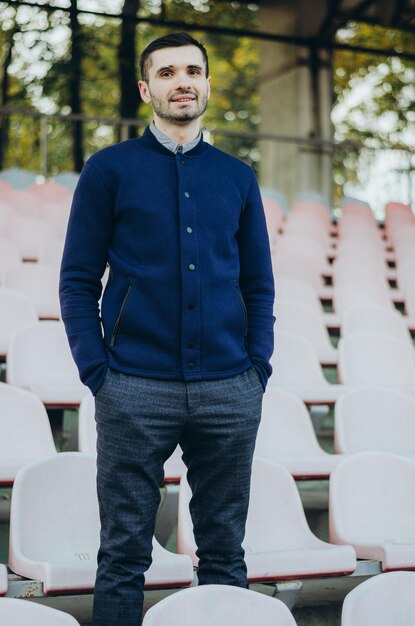 um homem em uma tribuna de esportes