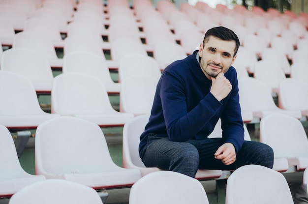 um homem em uma tribuna de esportes