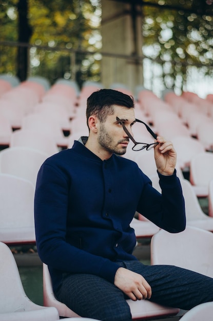 um homem em uma tribuna de esportes