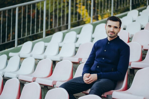 um homem em uma tribuna de esportes