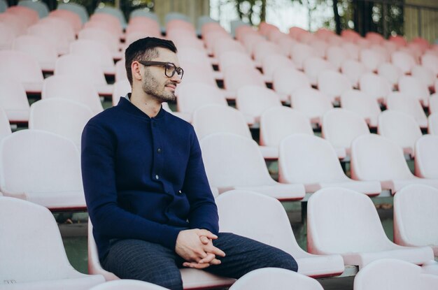 um homem em uma tribuna de esportes