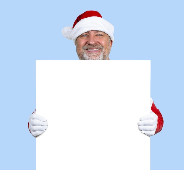 Um homem engraçado com um lindo sorriso em um chapéu de Papai Noel segura uma faixa branca com um lugar para copiar