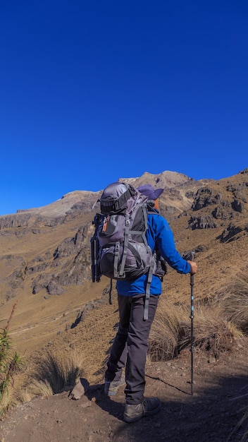 Um homem escalando uma colina nas montanhas do vulcão iztaccihuatl