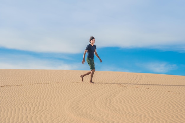 Um homem está caminhando no deserto do vietnã, mui ne