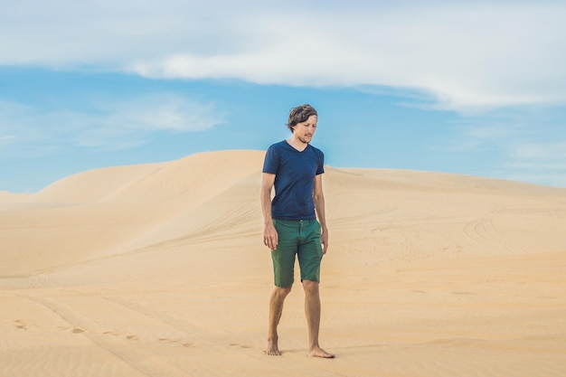 Um homem está caminhando no deserto do Vietnã, Mui Ne