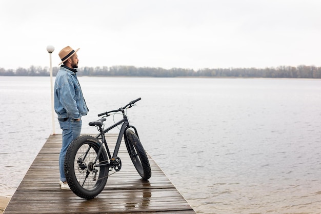 um homem está com uma bicicleta