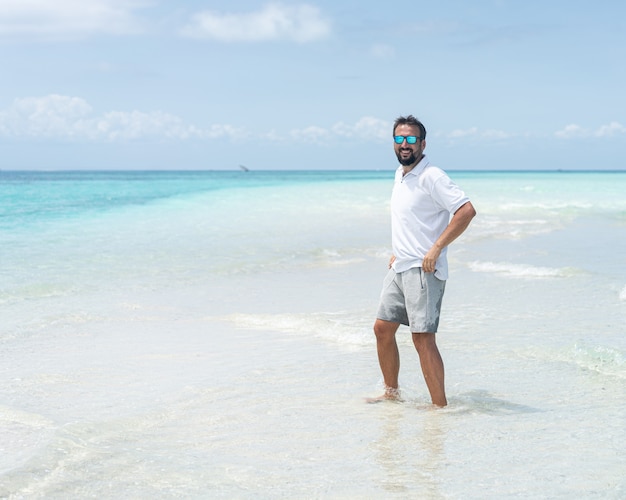 Um homem está curtindo uma bela praia tropical