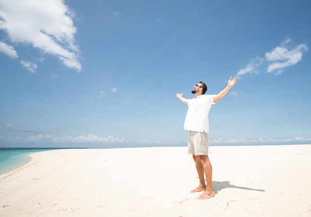 Um homem está curtindo uma bela praia tropical