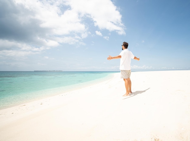Um homem está curtindo uma bela praia tropical