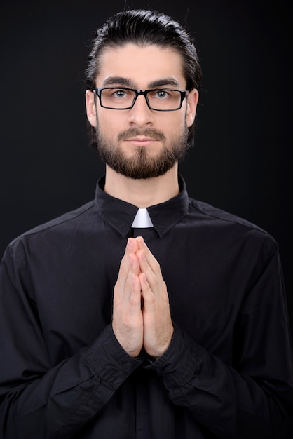 Foto um homem está de óculos e cruzou os braços.