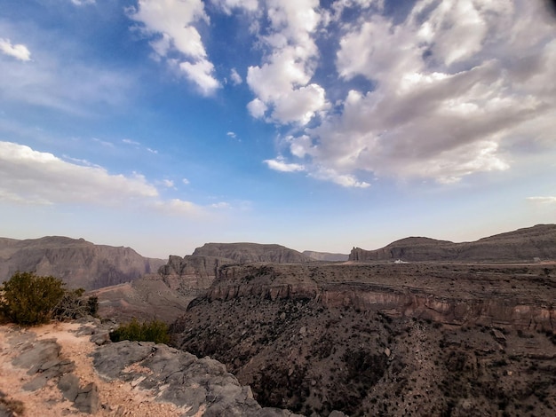 Um homem está em um penhasco no Grand Canyon.