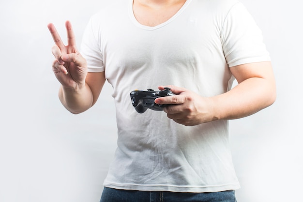 Um homem está feliz jogando videogames, identificadores de jogo