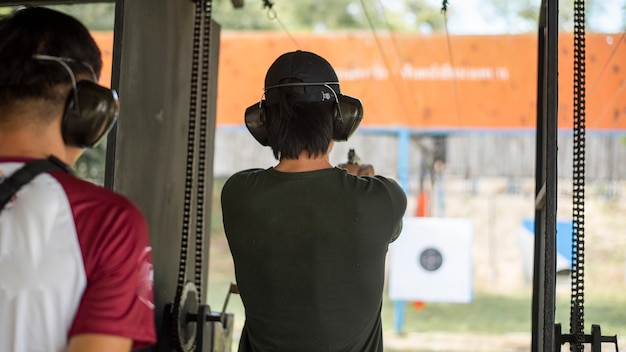 Um homem está praticando tiro arma