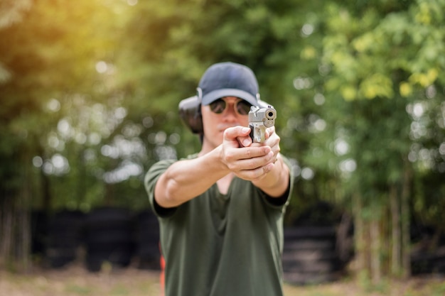 Um homem está praticando tiro arma