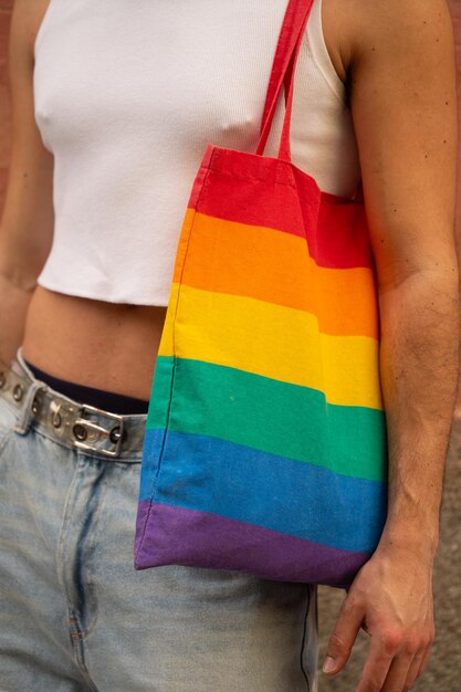 Um homem está segurando um saco de arco-íris conceito de orgulho e inclusividade