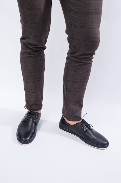 Um homem está usando sapatos pretos clássicos feitos de couro natural com renda, sapatos para homens no estilo empresarial. foto de alta qualidade