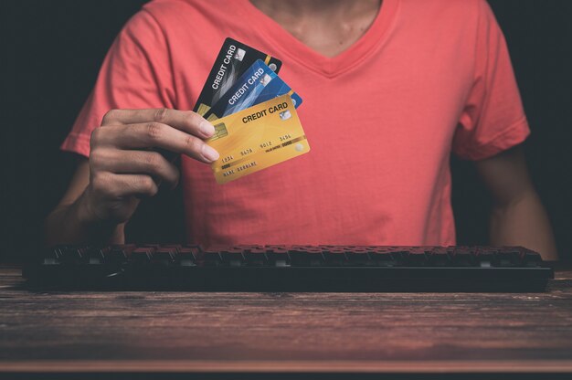 Foto um homem está usando um cartão de crédito por meio do computador