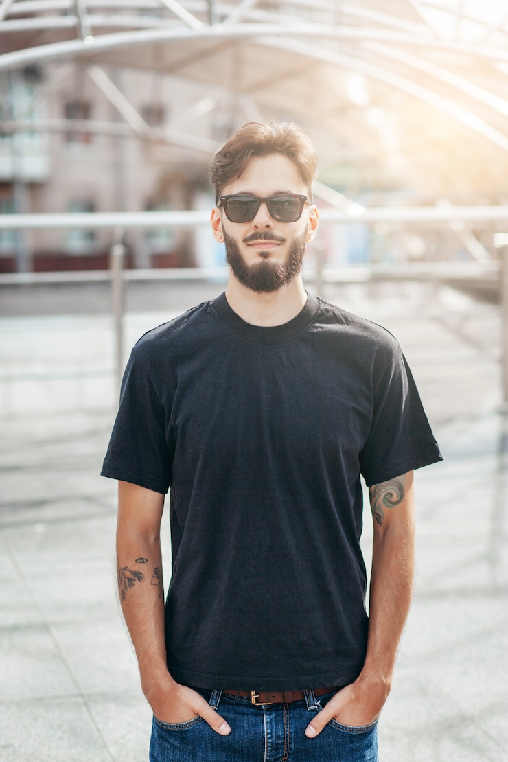 Foto um homem estiloso, com barba e camiseta preta