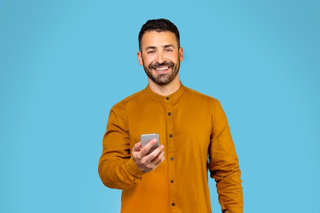 Um homem europeu usando um aplicativo móvel em seu telefone ou enviando mensagens de texto enquanto está em um