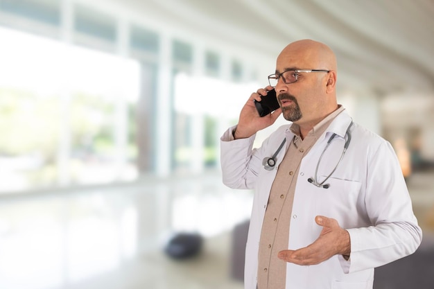 Um homem falando ao telefone em um hospital