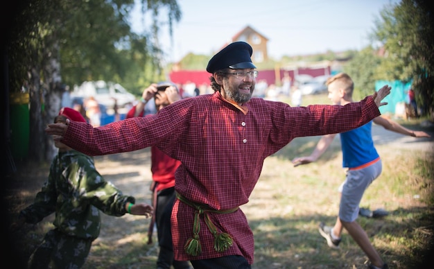 Foto um homem fantasiado de russo com o coração dançando em um feriado eslavo