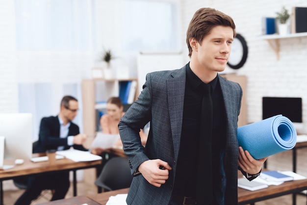 Um homem faz exercícios de ginástica no trabalho.