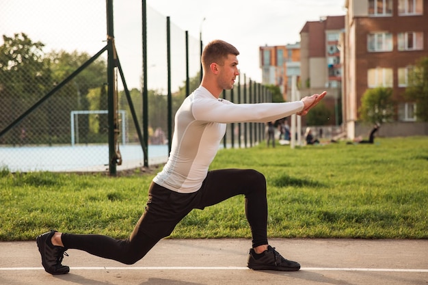 Um homem fazendo uma pose de ioga em um parque