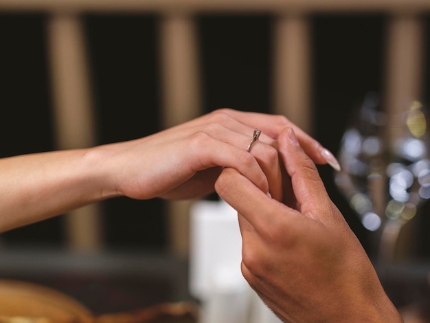 Um homem fazendo uma proposta de casamento surpresa