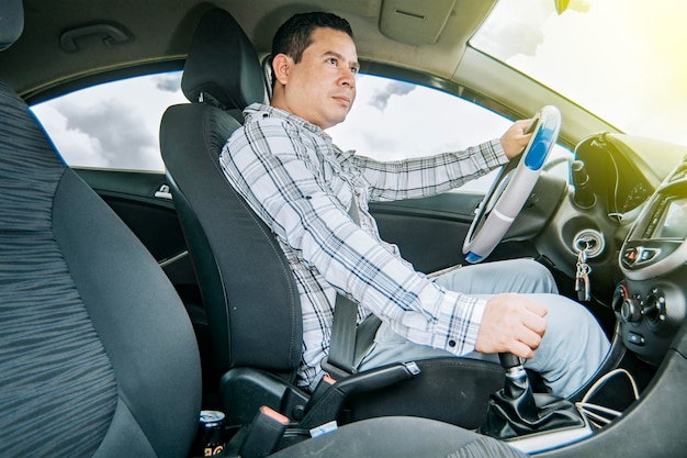 Um homem feliz dirigindo um carro Vista lateral de um homem dirigindo um carro Vista interior de um jovem dirigindo um carro conceito de homem carro novo