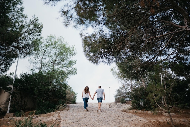 Um homem hispânico e uma mulher morena estão passeando no parque das montanhas na Espanha