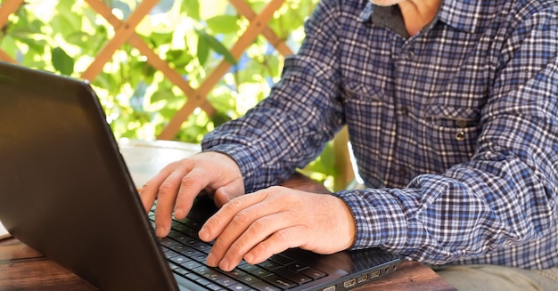 Um homem idoso está fazendo compras on-line O conceito de comunicação on-line O conceito do estilo de vida dos idosos férias de aposentadoria de tecnologia de computador