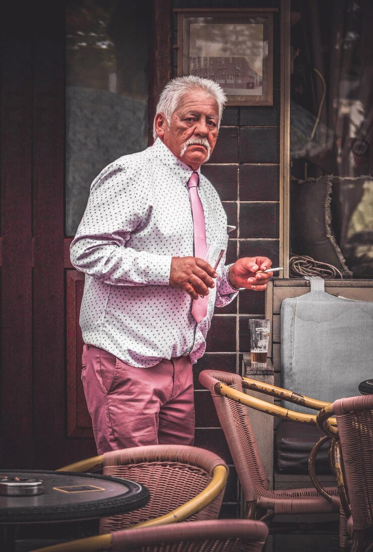 Foto um homem imponente com bigode e gravata em um café de rua na holanda