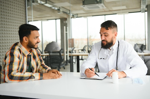 Um homem indiano está sendo examinado por um médico médico árabe Conceito de saúde