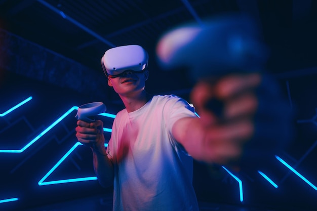 Um homem joga um jogo vr em uma foto de alta qualidade da sala neon