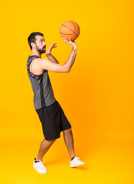 um homem jogando basquete