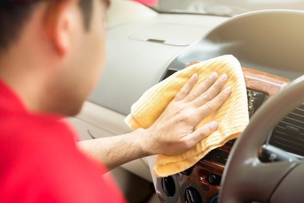 Um, homem, limpeza, interior carro