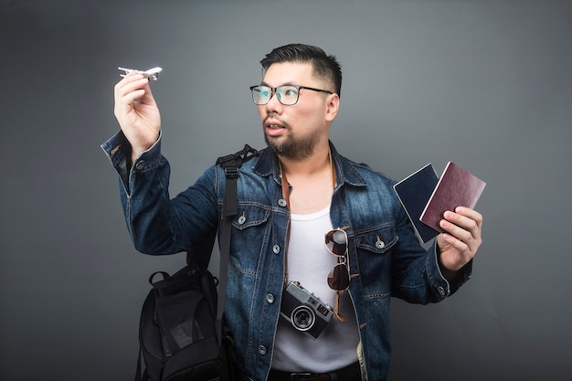 Um homem maduro leva sua mochila e equipamento para viajar.