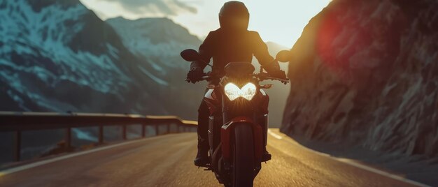 Foto um homem monta uma motocicleta em uma estrada com montanhas ao fundo