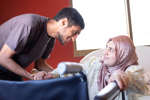 Um homem muçulmano a cuidar da mãe.