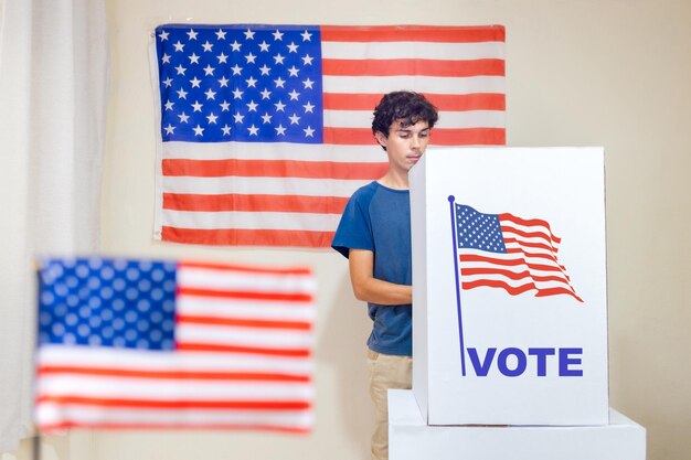 Um homem na cabine de votação a dar o seu voto para escolher o novo Presidente dos Estados Unidos