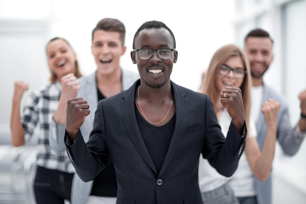 Um homem negro está na frente e atrás dele seus colegas europeus